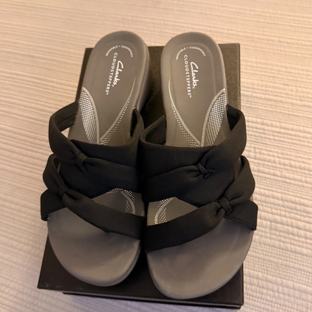 NEW Clarks Women's Cloudsteppers Arla Glison Black Wedge Thong Sandals Size 11W - Picture 1 of 8